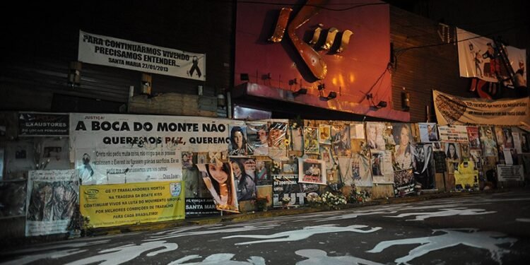 Incêndio da Boate Kiss completa 12 anos, data é marcada por homenagens às vítimas