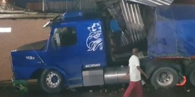 Carreta desgovernada perde o freio e invade comércios na zona Sul de Manaus