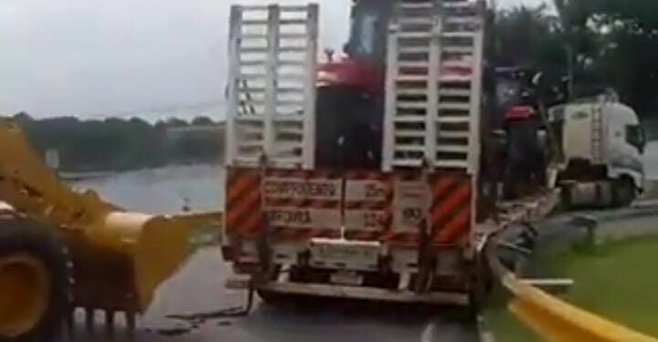 Vídeo: Carreta fica presa em curva no Rapidão e causa transtornos no trânsito de Manaus