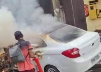 Vídeo: Carro pega fogo em frente a churrascaria no Campos Sales, em Manaus