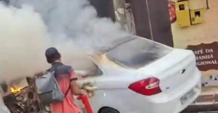 Vídeo: Carro pega fogo em frente a churrascaria no Campos Sales, em Manaus