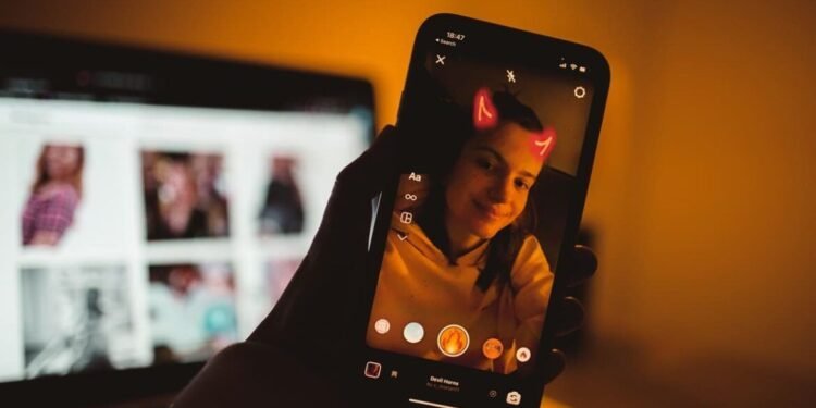 'Um convite à aceitação pessoal', afirma psicóloga sobre remoção de filtros no Instagram