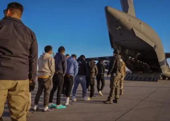 Governo brasileiro pede retirada de algemas de deportados dos EUA