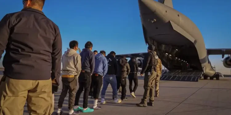 Governo brasileiro pede retirada de algemas de deportados dos EUA