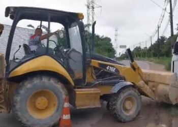 Homem tenta atacar equipe da Amazonas Energia com trator e vídeo viraliza nas redes sociais