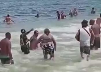Homem é agredido por entrar no mar sem roupas e importunar banhistas