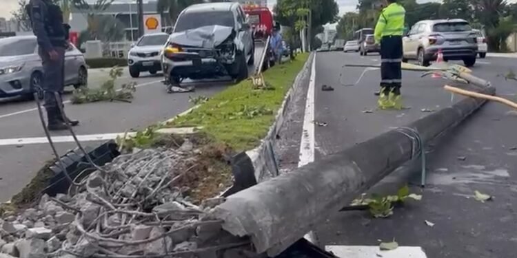 Motorista invade canteiro central e derruba poste na zona Oeste de Manaus (Foto: Reprodução/ redes sociais)