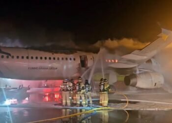 Avião fica destruído após pegar fogo em aeroporto de Gimhae, na Coreia do Sul (Foto: Reprodução/ Reuters/ Yonhap)