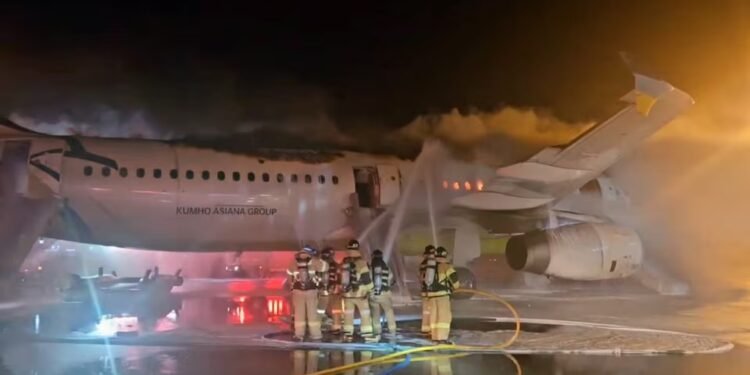 Avião fica destruído após pegar fogo em aeroporto de Gimhae, na Coreia do Sul (Foto: Reprodução/ Reuters/ Yonhap)