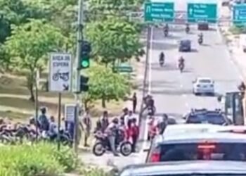 Motociclista fica ferido após ser atropelado na avenida das Torres (Foto: Reprodução/ redes sociais)