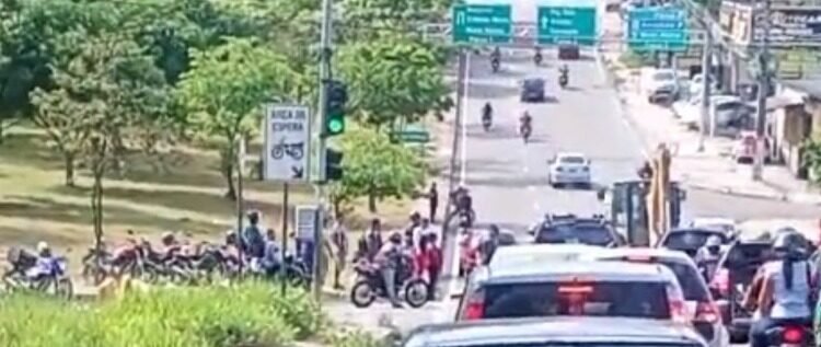 Motociclista fica ferido após ser atropelado na avenida das Torres (Foto: Reprodução/ redes sociais)