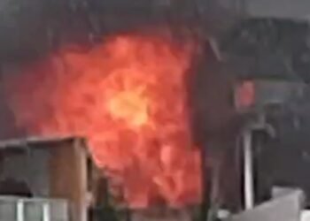 Residência pega fogo na zona Sul da capital amazonense (Foto: Reprodução/ internet)