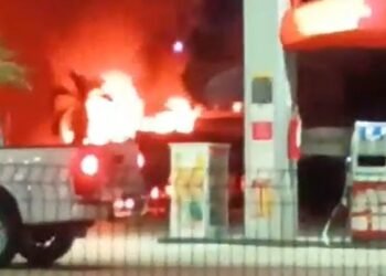 Caminhão explode e deixa motorista ferido no quilômetro 1 da AM-010 (Foto: reprodução/ redes sociais)