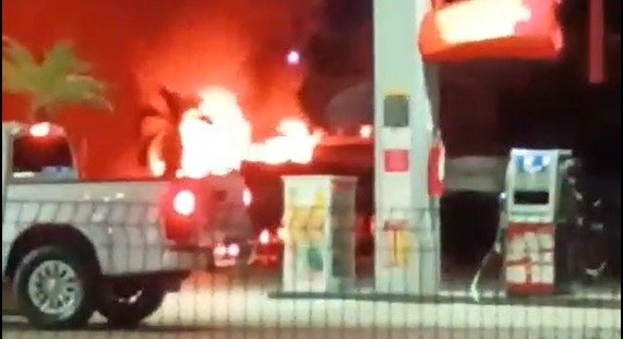 Caminhão explode e deixa motorista ferido no quilômetro 1 da AM-010 (Foto: reprodução/ redes sociais)