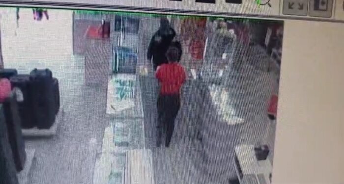 Homem é flagrado se passando por clientes para roubar celulares em loja do Centro de Manaus (Foto: Reprodução/ redes sociais)
