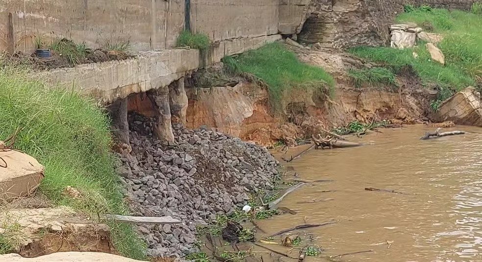 Parte inferior da orla de Parintins apresenta desgastes (Foto: Reprodução/ redes sociais)