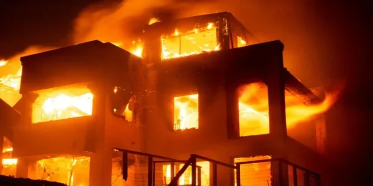 Incêndios voltam a ameaçar Los Angeles e milhares de moradores devem deixar região