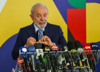 Petrobras é quem decide reajuste de combustível, afirma Lula