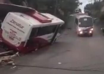 Vídeo: Micro-ônibus destrói parcialmente uma casa e derruba fios de alta tensão em Manaus
