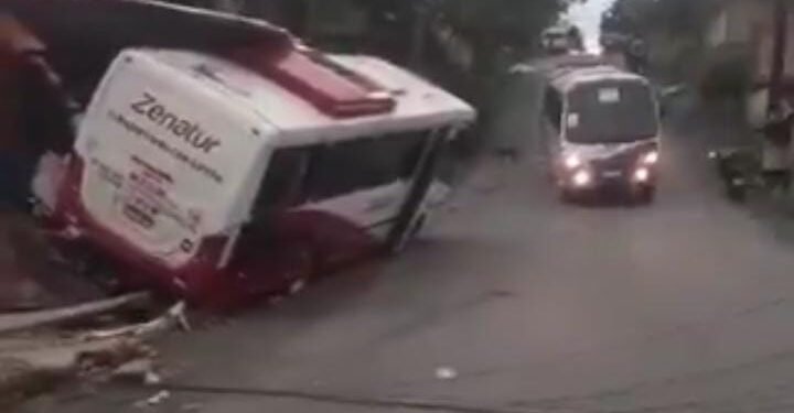 Vídeo: Micro-ônibus destrói parcialmente uma casa e derruba fios de alta tensão em Manaus