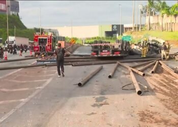 Vídeo: Motorista morre após carreta tombar e pegar fogo em Minas Gerais