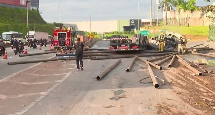 Vídeo: Motorista morre após carreta tombar e pegar fogo em Minas Gerais