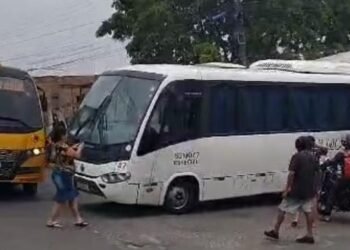 Vídeo: Ônibus perde controle e invade salão de beleza na zona Leste de Manaus