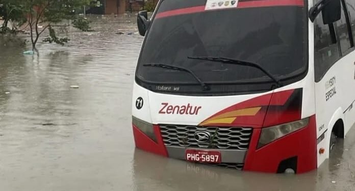 Vídeo: Passageiros ficam presos dentro de dois micro-ônibus durante chuva em Manaus