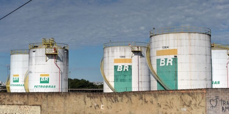 Petrobras reajusta preço do diesel em R$ 0,22 às distribuidoras