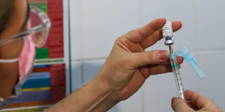 Sociedade médica alerta para baixa procura da vacina contra a dengue