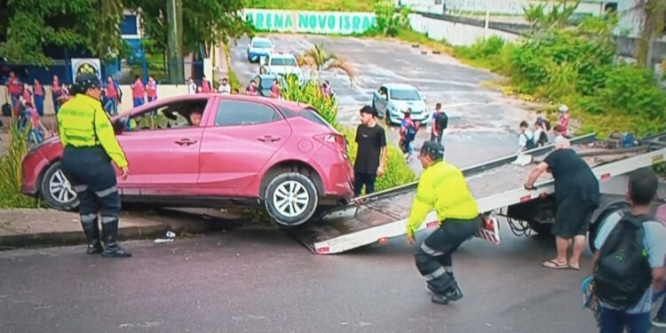 O acidente ocorreu próxumo a uma escola estadual (Foto: Reprodução/ redes sociais)