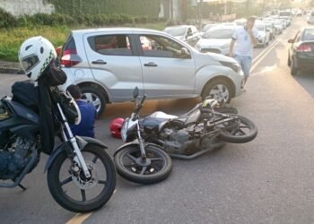 Colisão deixa dois motociclistas feridos em ruas de Manaus