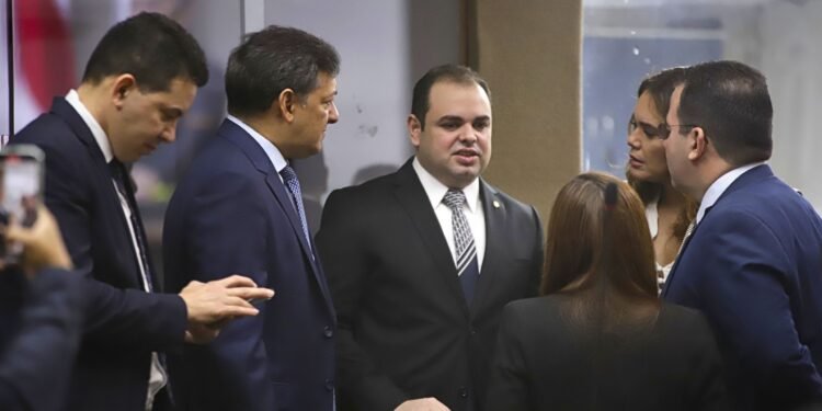 Deputados reduzem a própria jornada de trabalho na Aleam de três para dois dias