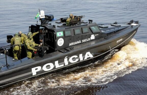 Polícia durante combate ao tráfico de drogas (Foto: Divulgação/SSP-AM)