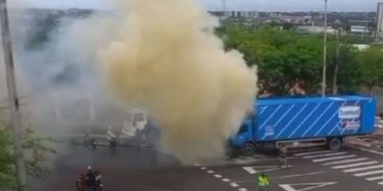 Caminhão pega fogo na zona Leste de Manaus (Fotos: Reprodução/Internet)