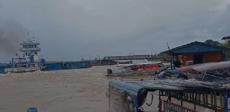 Balsas batem no porto de Borba neste domingo, 23