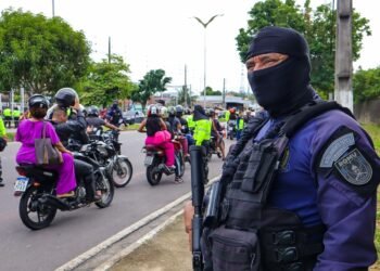 Operação fiscaliza motociclistas sem CNH e motos irregulares
