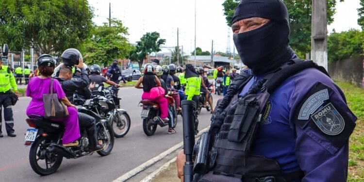 Operação fiscaliza motociclistas sem CNH e motos irregulares