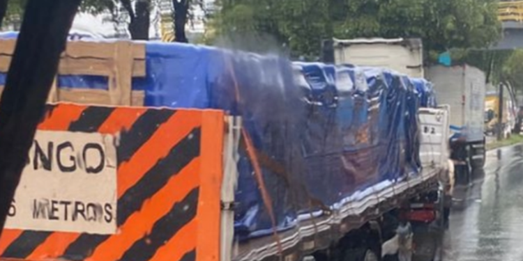 Chuva causa acidente entre veículos pesados na avenida Cosme Ferreira