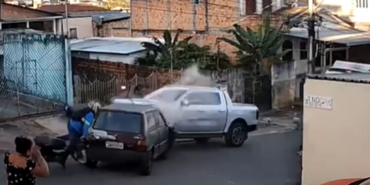 Colisão entre três veículos