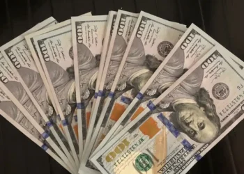 Dólar encosta em R$ 5,80 após novas ameaças de Trump