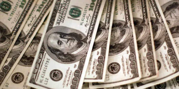 Dólar interrompe sequência de quedas, mas continua abaixo de R$ 5,80