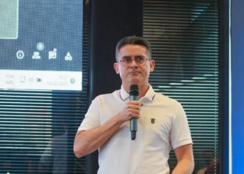 Prefeito David Almeida pede desculpas a trabalhadores (Foto: Divulgação/Semcom)