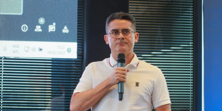 Prefeito David Almeida pede desculpas a trabalhadores (Foto: Divulgação/Semcom)