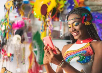 Dicas de segurança: especialistas orientam como proteger seu celular durante o Carnaval