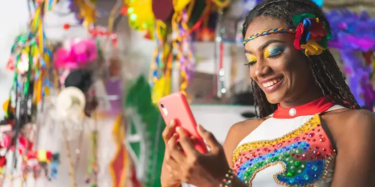 Dicas de segurança: especialistas orientam como proteger seu celular durante o Carnaval