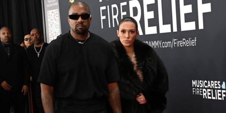 Esposa de Kayne West fica nua no Grammy e casal é expulso