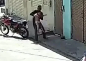 Homem salva criança pendurada