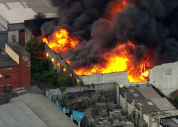 Incêndio atinge galpão industrial na zona Norte de São Paulo