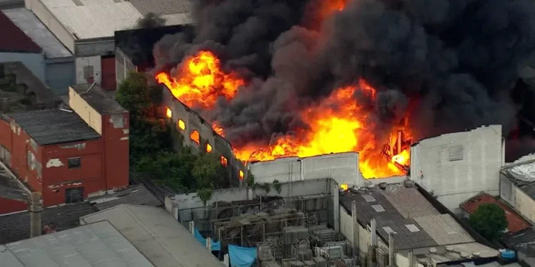 Incêndio atinge galpão industrial na zona Norte de São Paulo
